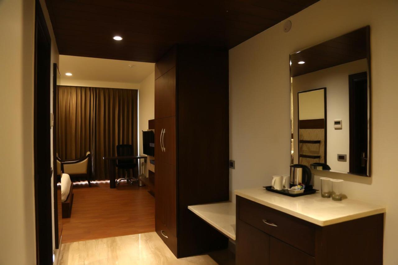 Hotel Imperia Suites Jalandhar Exterior foto