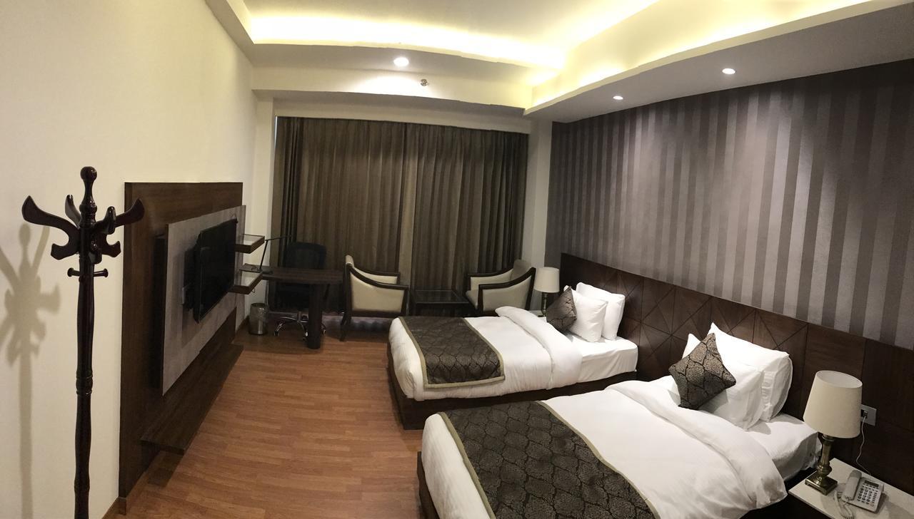 Hotel Imperia Suites Jalandhar Exterior foto