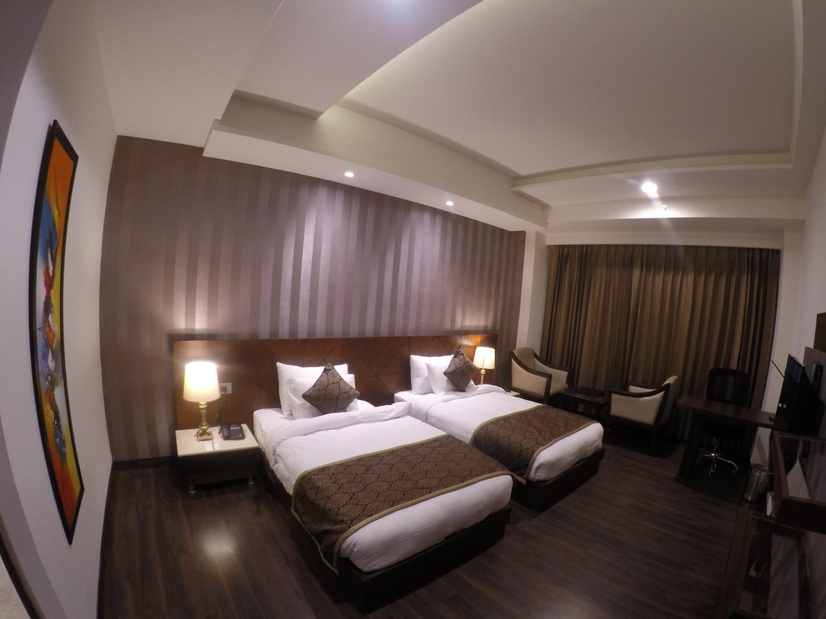 Hotel Imperia Suites Jalandhar Exterior foto